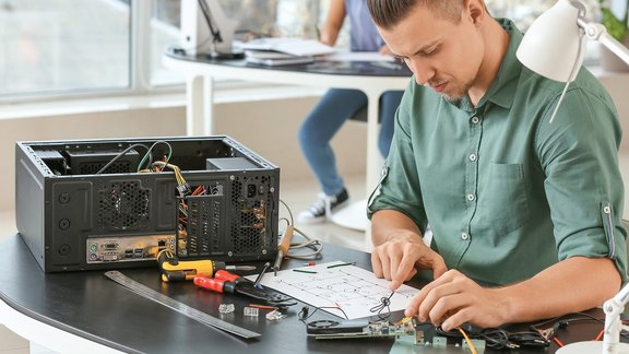Electronic technician working in service center Elektroniker, der in einem Servicecenter arbeitet.