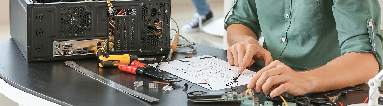 Elektroniker, der in einem Servicecenter arbeitet.